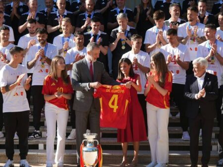 SPANIENS EUROPAMEISTER BEGEISTERT EMPFANGEN
